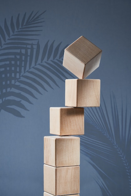 Photo pyramide d'équilibrage de blocs carrés en bois comme concept d'harmonie et d'équilibre