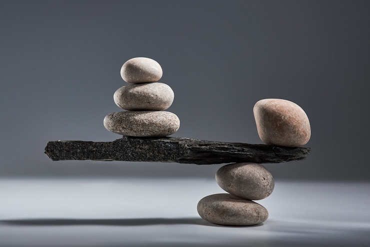 Photo pyramide d'équilibrage de galets de mer sur fond gris le concept d'harmonie et d'équilibre