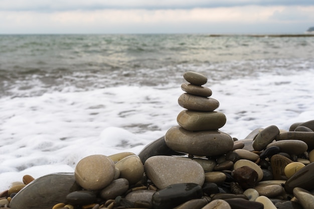 Pyramide d'équilibrage des pierres de mer sur une plage de galets