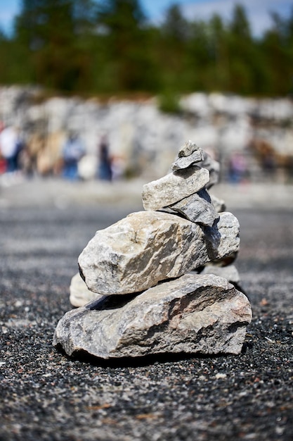 Pyramide faite de pierres de granit