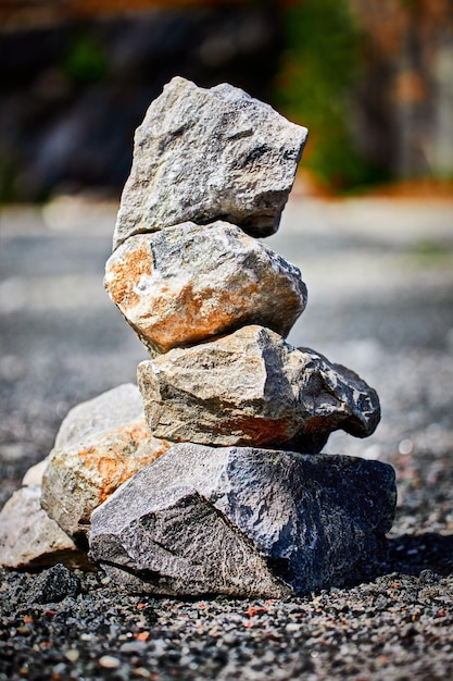 Pyramide faite de pierres de granit