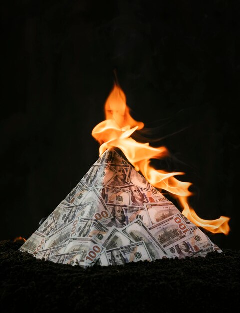 Photo pyramide financière mondiale basée sur la domination du dollar concept de gestion mondiale théorie du complot effondrement du système financier du dollar l'argent brûle sur un fond sombre