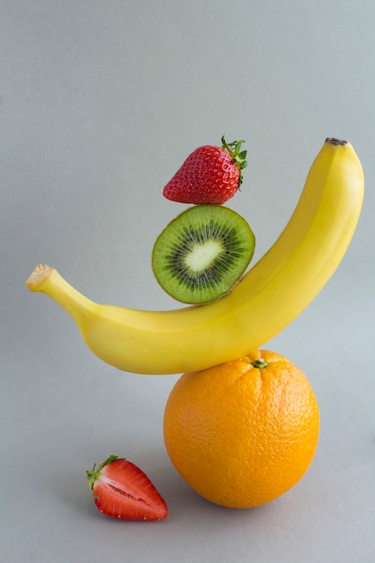 Pyramide de fruits en équilibre. Fermer.