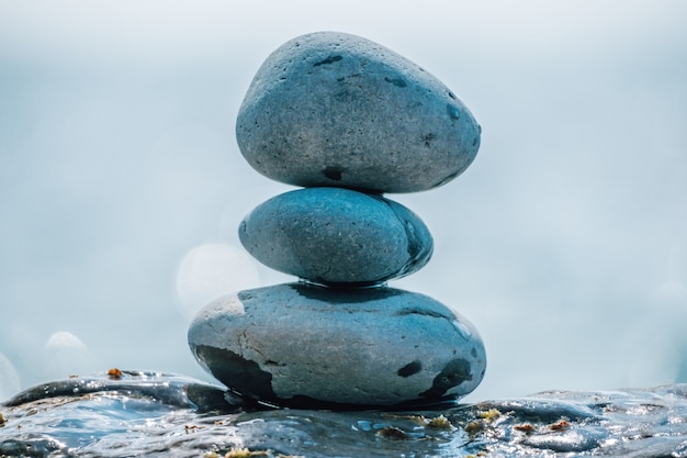 Pyramide de galets équilibrée sur la plage par une journée ensoleillée