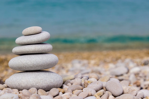 Pyramide de galets gris sur la plage