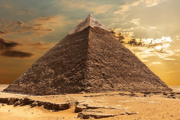 La pyramide de Khafré au lever du soleil à Gizeh, en Egypte.