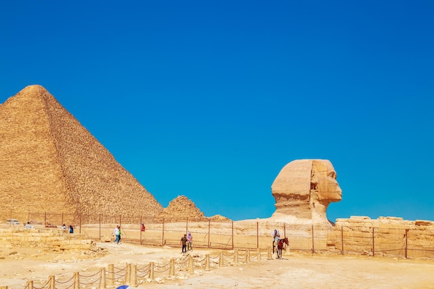 Pyramide de Khéops et le Grand Sphinx Grandes pyramides égyptiennes Gizeh Egypte 16 octobre 2023