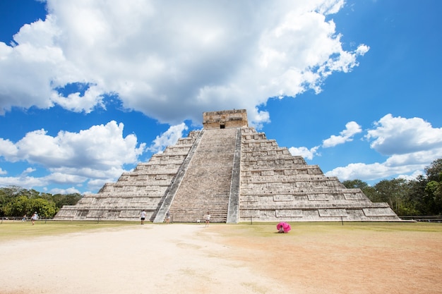 Pyramide de Kukulkan dans le site de Chichen Itza, Mexique