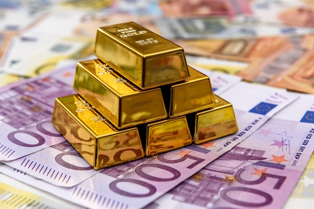 Pyramide de lingots d'or sur les billets en euros