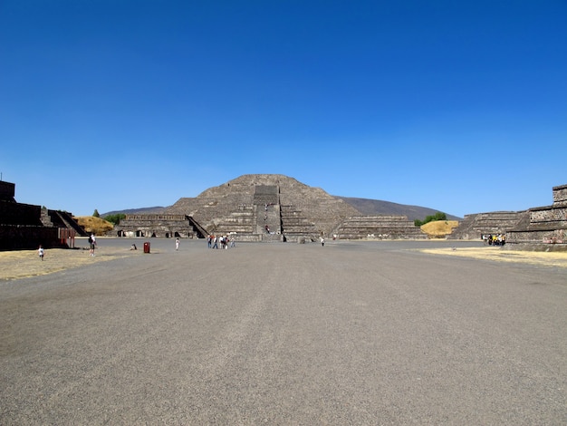La pyramide de la lune dans les ruines antiques des Aztèques, Teotihuacan, Mexique
