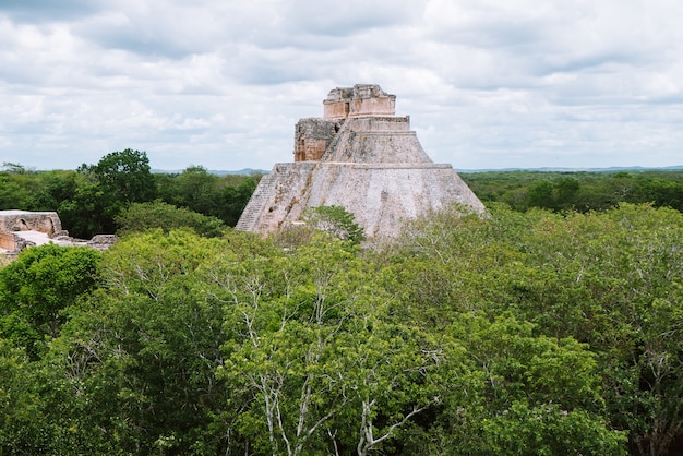 La pyramide de magicien à Uxmal