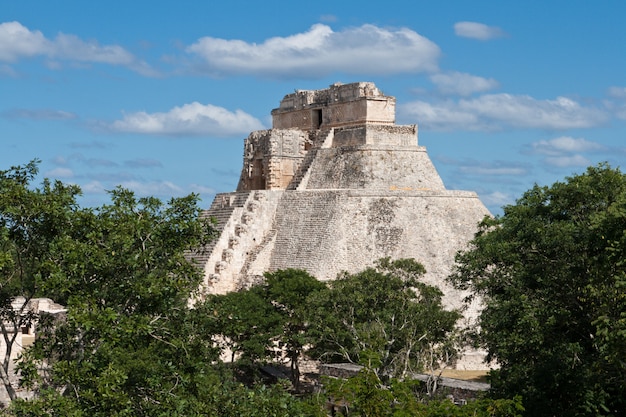Pyramide Maya (Pyramide du Magicien, Adivino) à Uxmal, Mexic