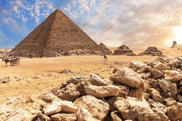 La pyramide Menkaure de Gizeh, une belle tombe ancienne, vue sur le désert.