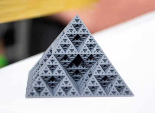 Pyramide modèle abstraite imprimée sur une imprimante 3d