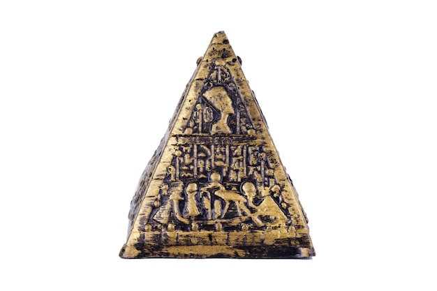 Photo une pyramide d'or avec une pyramide sur le dessus.