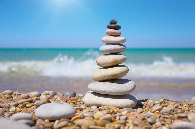 Pyramide de pierre au bord de la mer Détendez-vous composition