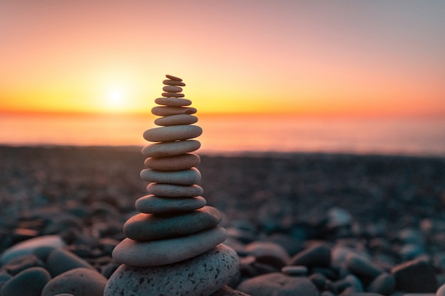 Pyramide de pierre à la plage