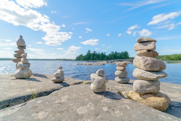 Pyramide de pierres Équilibre instable des objets en pierre État de nature idyllique