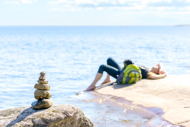 Pyramide de pierres Équilibre instable des objets en pierre État de nature idyllique