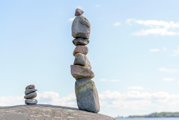 Pyramide de pierres Équilibre instable des objets en pierre État de nature idyllique