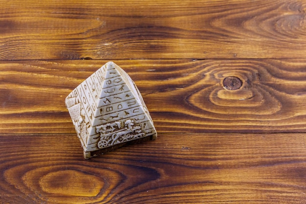 Pyramide de souvenirs d'Egypte sur table en bois