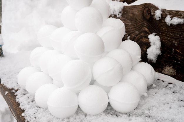 Pyramide ou un tas de boules de neige parfaites le jour d'hiver glacial dans la forêt ou le jardin saison d'hiver enneigée en plein air et divertissement amusant dans la nature