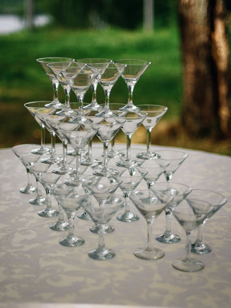 Pyramide de verres à Martini sur la table