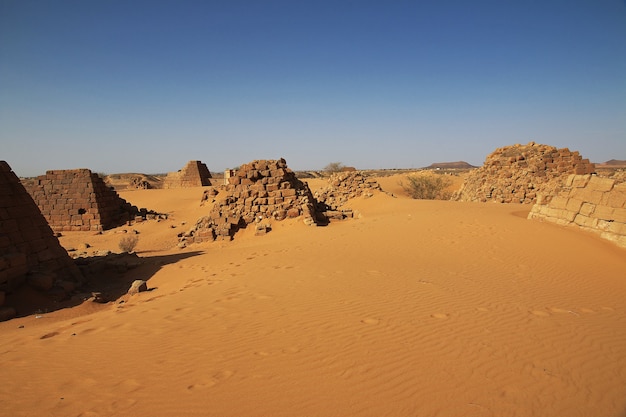 Pyramides antiques de Méroé dans le désert du Sahara, Soudan