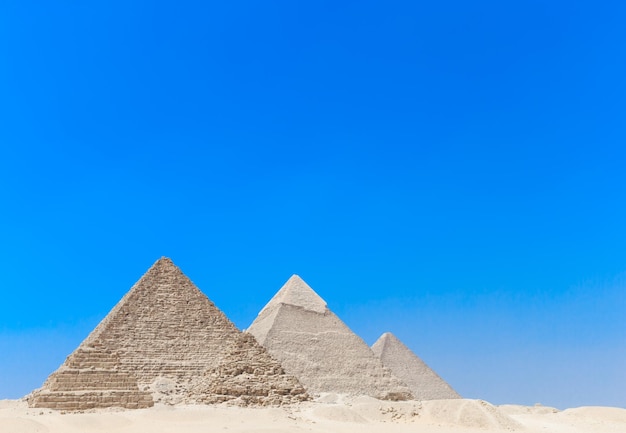 Pyramides avec un beau ciel de Gizeh au Caire Egypte