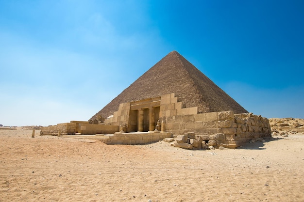 Pyramides avec un beau ciel de Gizeh au Caire Egypte