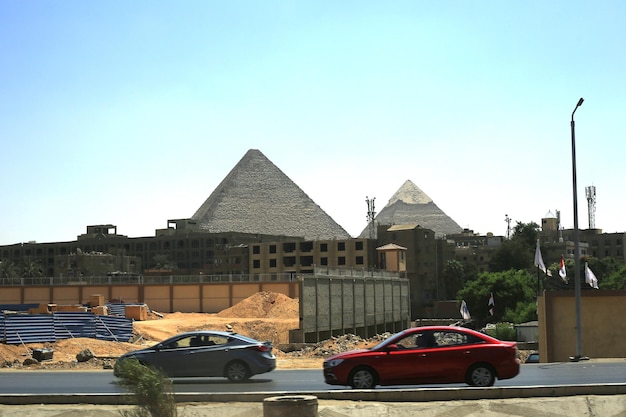 Pyramides avec le Caire en arrière-plan