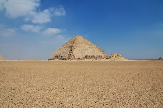 Photo pyramides dahshur dans le désert du sahara de l'égypte