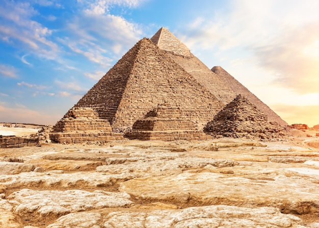 Les pyramides dans le sable et les pierres, Gizeh, Egypte.