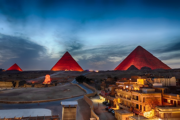 Les pyramides de nuit, vue depuis les bâtiments de Gizeh, Egypte.