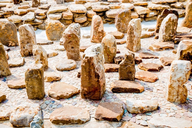 Pyramides de pierres dans le jardin