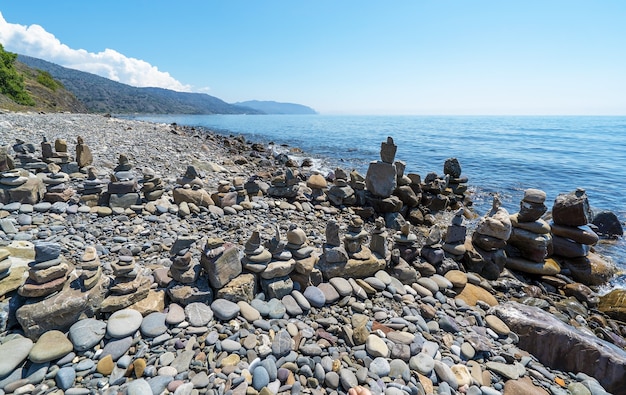 Pyramides de pierres de mer au bord de la mer .Entrée de la mer.