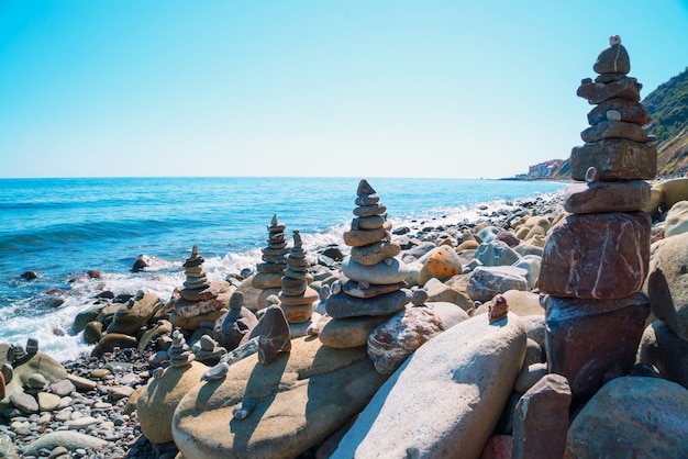 Pyramides de pierres sur la plage au soleil éclatant. Crimée.