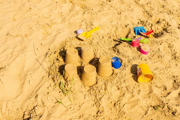 Pyramides pour enfants en sable, gâteaux de sable, moules en sable