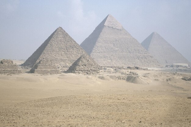 Photo pyramides avec les pyramides en arrière-plan