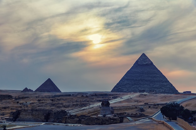 Les Pyramides et le Sphinx, vue crépusculaire.