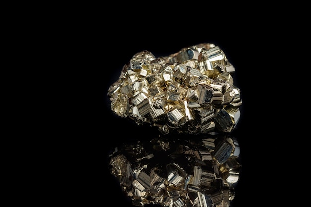 Pyrite de pierre minérale de macro sur un fond noir