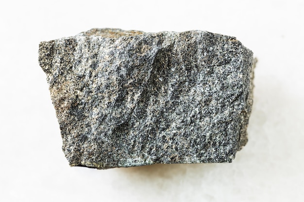 Pyrrhotite brute Pyrotite roche sur marbre blanc