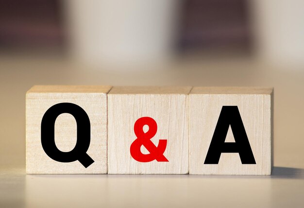 Q et A ou Questions et réponses texte sur bloc noir