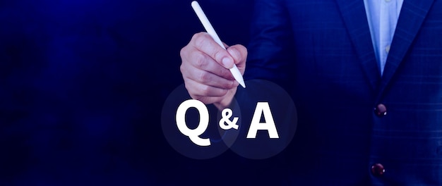 Q et un symbole de questions et réponses FAQ fréquence des questions posées Réponse Question Poser des informations Communication et brainstorming Concepts