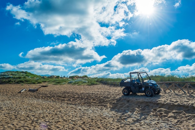 Quad noir sur la plage