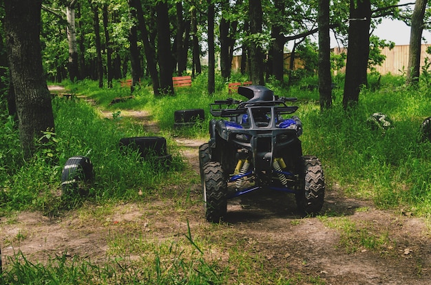 Quad Quad sur une piste de course spéciale dans la forêt