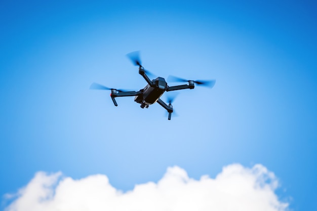 Quadrocopter pour filmer une vidéo dans un ciel bleu avec des nuages blancs