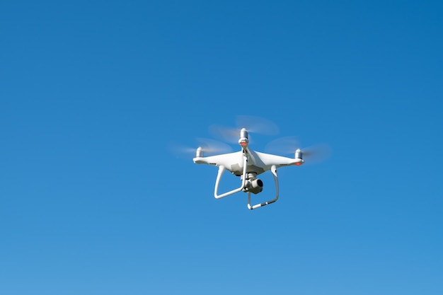 Quadrocopter en volant dans le ciel. Garde moderne depuis les airs sur la caméra du drone.