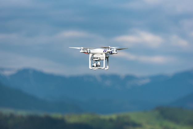 Quadrocopter vole au-dessus de la terre dans la nature