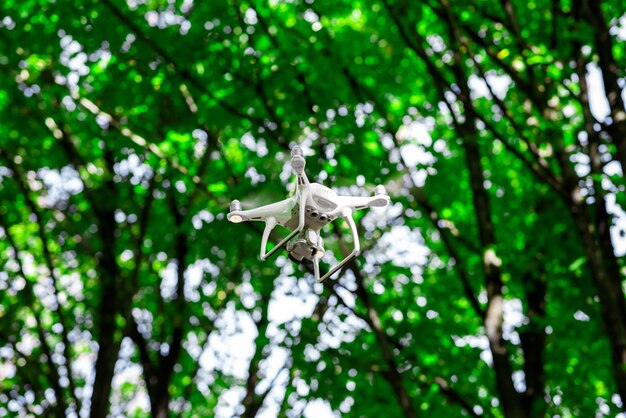 Quadrocopter vole sur le fond des arbres.